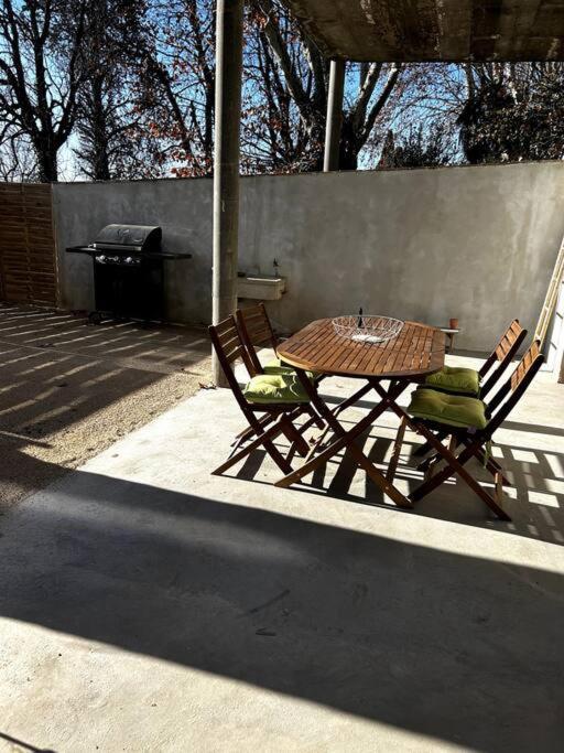 Superbe Appartement Dans Un Mas Nimes Bagian luar foto
